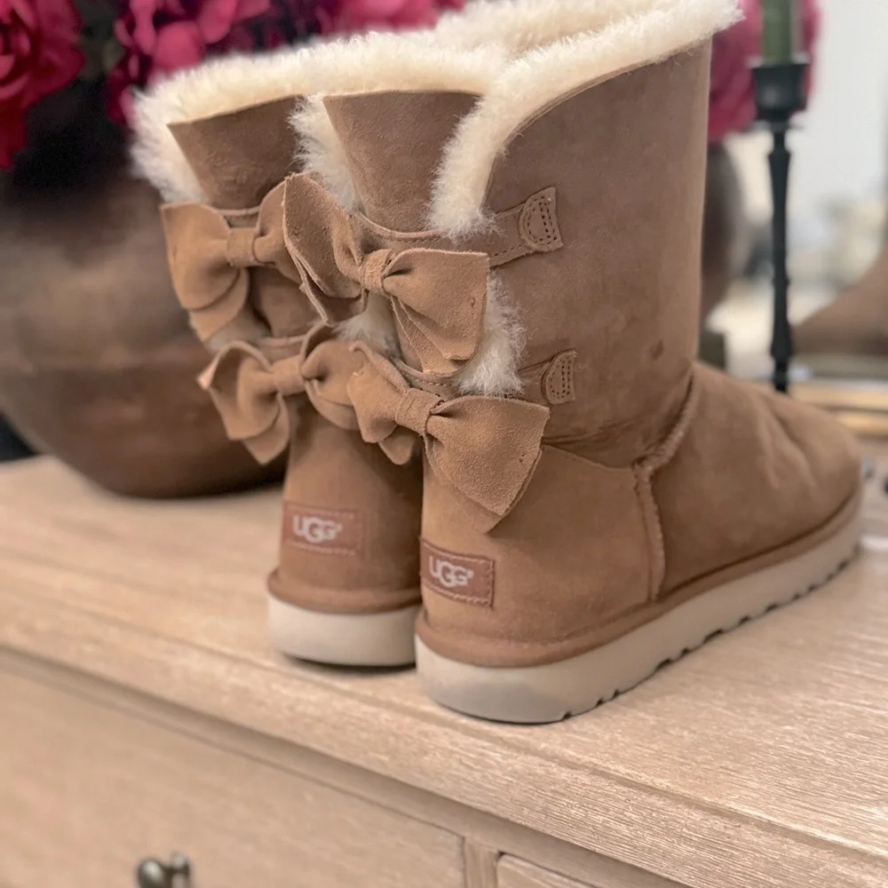 UGG Meilani Short Chestnut Suede/Sheepskin Bow Boots  Sz 10 Women's 1012981